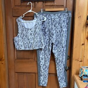 Full Beauty  Black and White Patterned Leggings Set Size 22/24